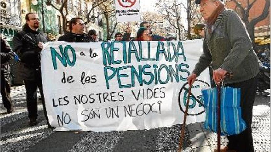 Protesta contra les retallades de les pensions.