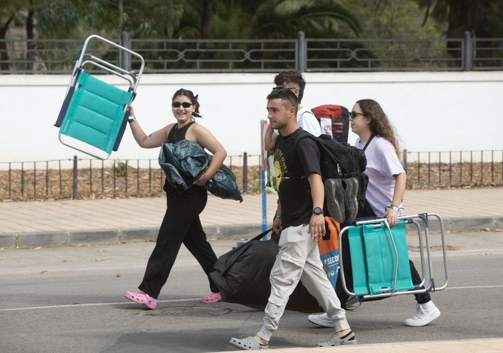 Multitud de jóvenes llegan al Port de Sagunt con sus tiendas de campaña, en el inicio del Festardor.