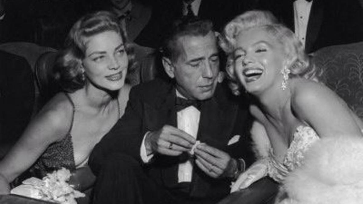 Tres leyendas del cine: Lauren Bacall, Humphrey Bogart y Marilyn Monroe juntos, en un club de fiestas de Nueva York.