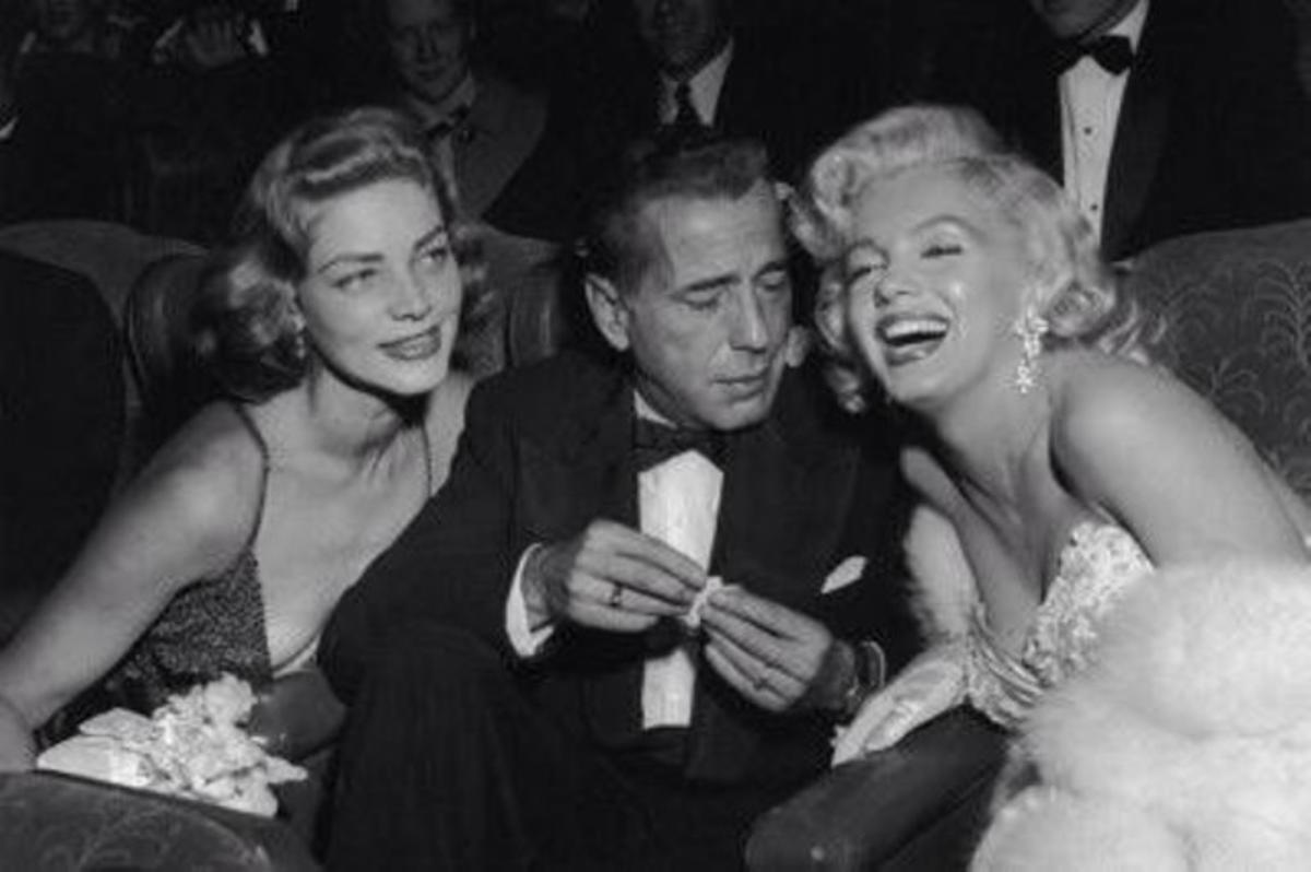 Tres llegendes del cine: Lauren Bacall, Humphrey Bogart i Marilyn Monroe junts, en un club de festes de Nova York.