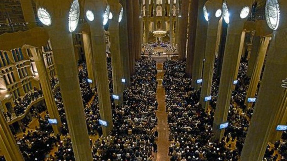 Pantallas y focos 8 La Sagrada Família, ejemplo de basílica del siglo XXI, repleta de fieles, ayer,