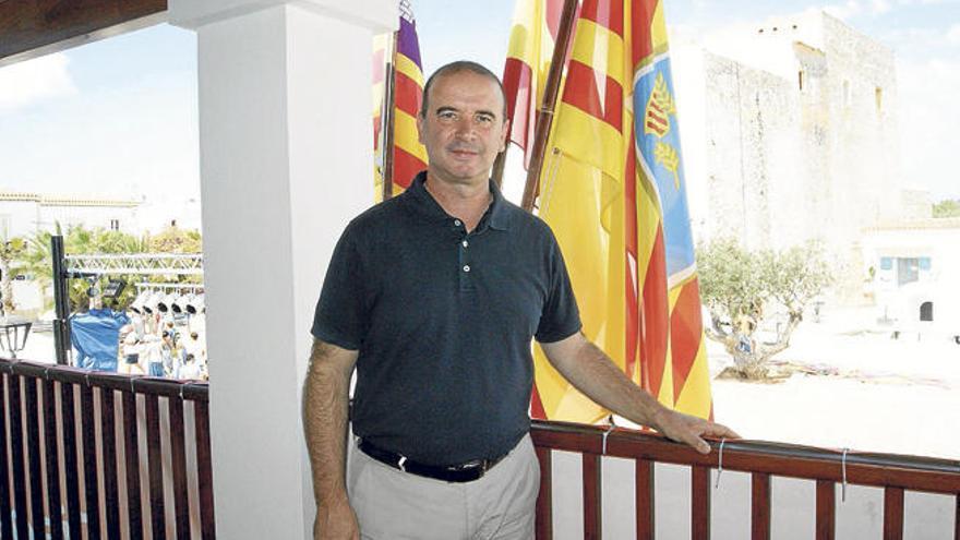 Jaume Ferrer en el balcón de la Casa Consistorial, sede del Consell de Formentera.