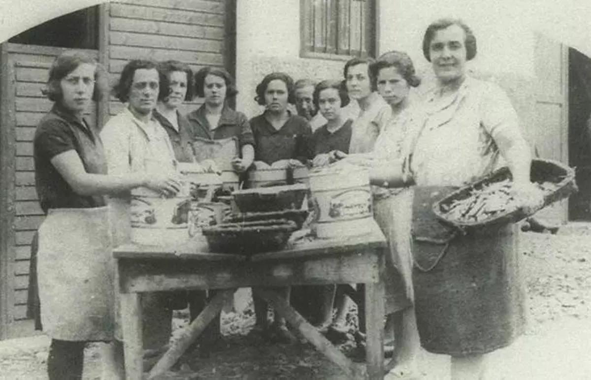 Un grupo de trabajadoras de una de las fábricas en una imagen antigua.