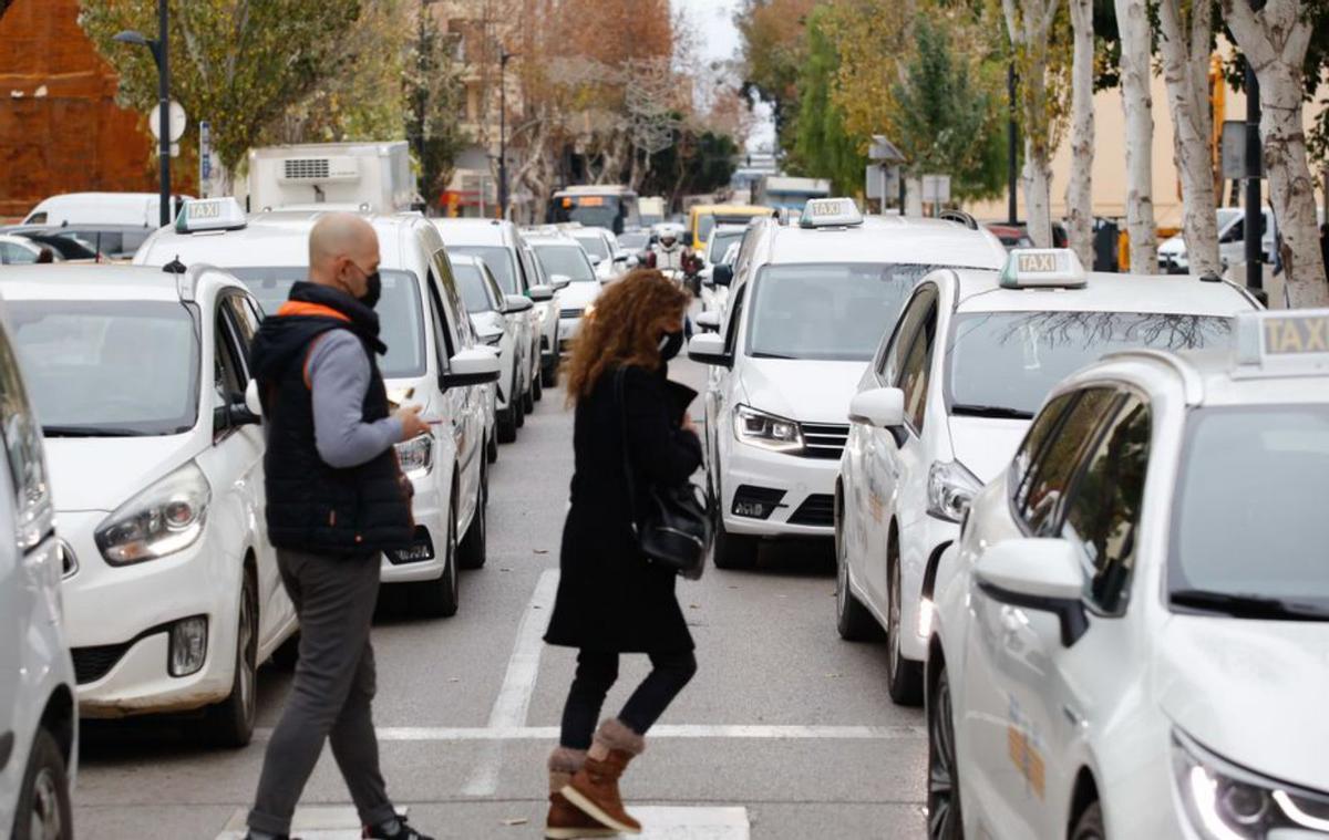 Caravana de protesta de taxis de Vila. | J. A. RIERA