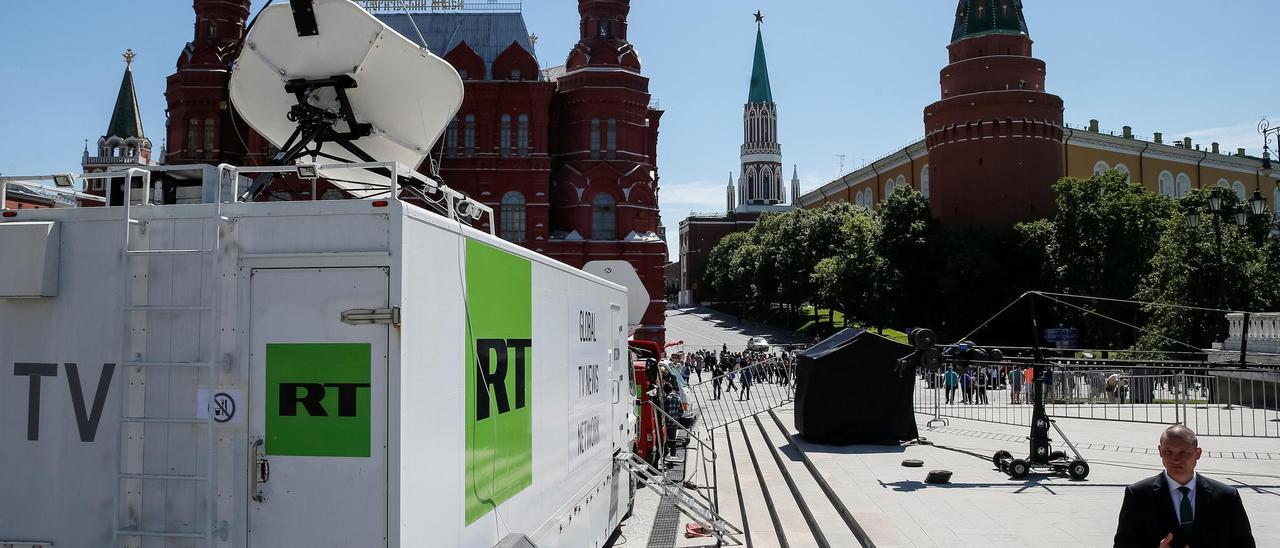 Unidad móvil de la televisión de Russia Today, en las inmediaciones de la plaza Roja de Moscú