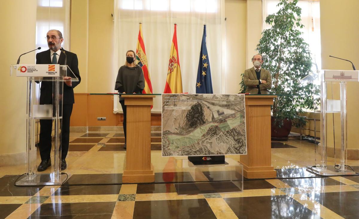 El presidente de Aragón, Javier Lambán, la consejera de Industria, Marta Gastón, y el gerente de Cipsa Norte, Félix Llorente, este miércoles.