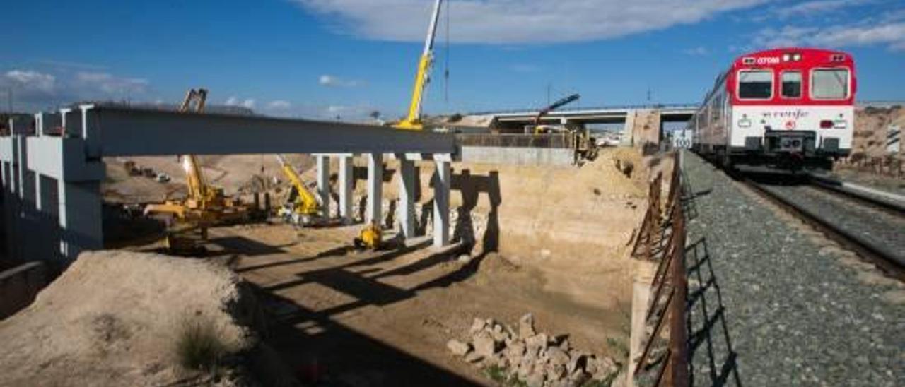 Un tren pasa frente al puente que permitirá otro acceso a San Gabriel