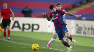 Carmona impide el avance de Cancelo por la banda durante el partido de liga contra el Getafe en el estadio Lluis Companys.