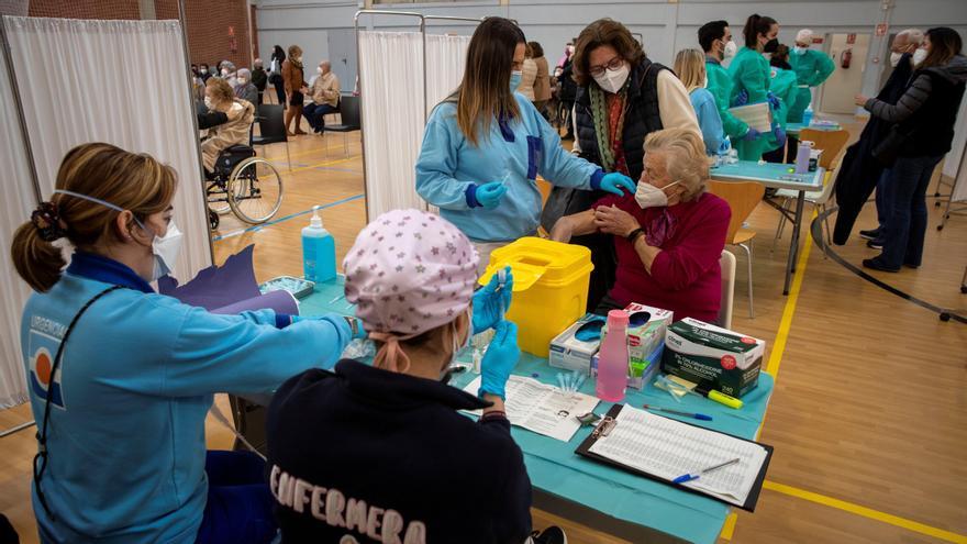 Personas mayores de 80 años son vacunadas en un pabellón de la Universidad de Sevilla.