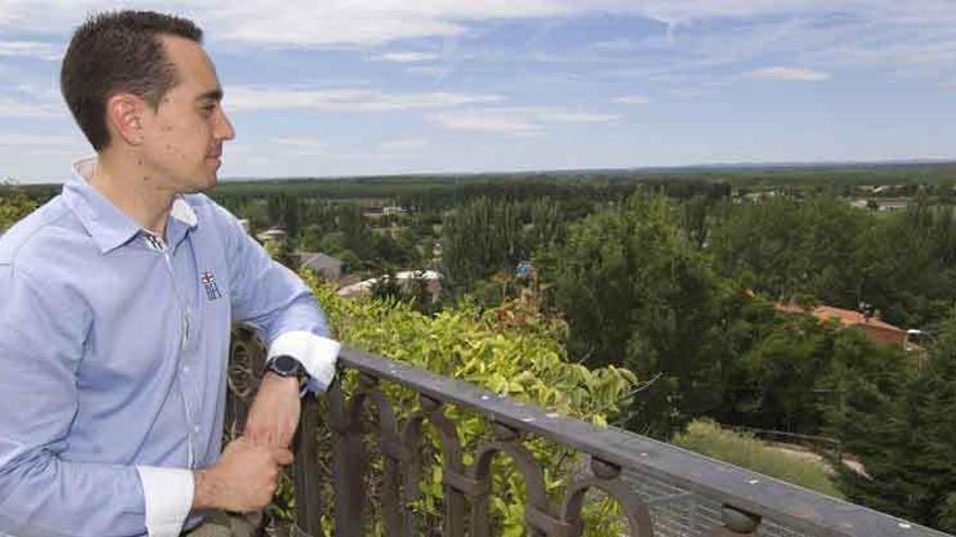 Luciano Huerga, ayer, contemplando las vistas desde los paseos de la Mota.