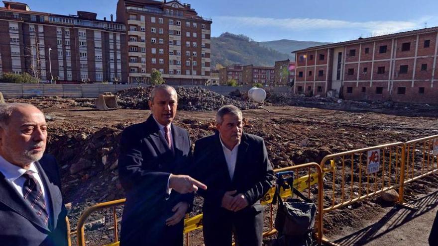 De Lorenzo, Fernández de Mesa y Aníbal Vázquez, durante la reciente visita a las obras de demolición del viejo cuartel.