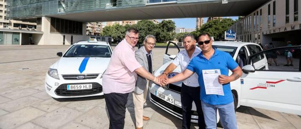 Representantes de Aspanion y de las agrupaciones del taxi de Benidorm y la Marina Baixa, ayer, tras la firma del convenio.