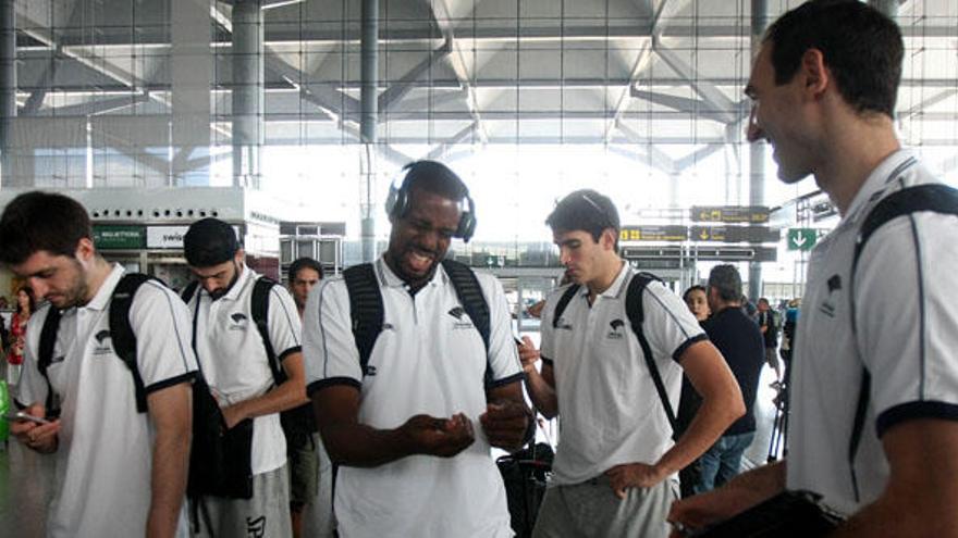 Will Thomas y Vlade Golubovic bromean en el Aeropuerto de Málaga.