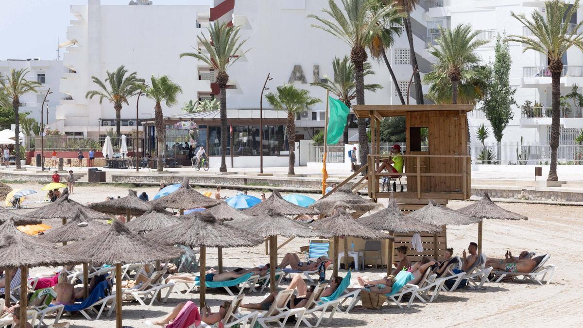 Turistas en la playa.