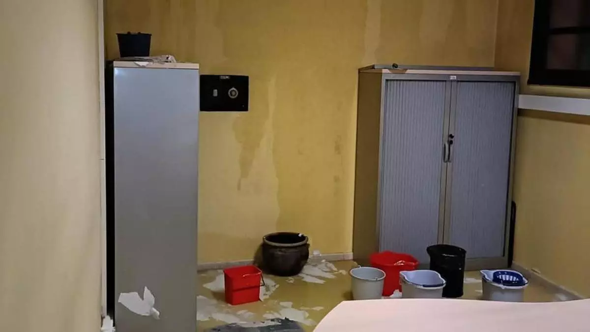 Una fuga de agua daña equipos informáticos y archivos de la Policía Local de Gijón y tráfico