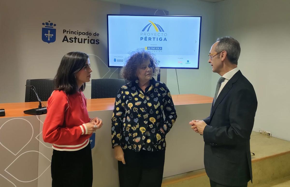 La directora general de Infancia y Familias, Clara Sierra; la consejera de Derechos Sociales y Bienestar, Marta del Arco, y el director de la Fundación Alimerka, Antonio Blanco, antes de la firma del convenio, en Oviedo.
