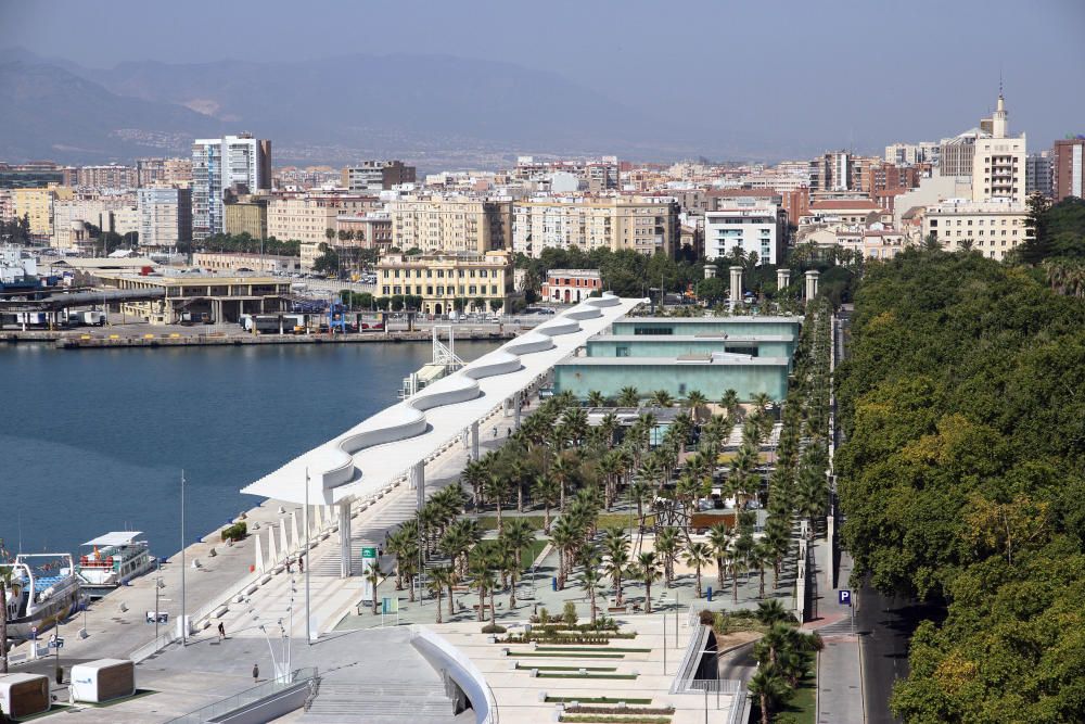 Apartamentos Maestranza La terraza de estos apartamentos de la Malagueta nos desvelan una Málaga de postal, con la nueva zona del Palmeral de las Sorpresas, el Parque, la Alcazaba...