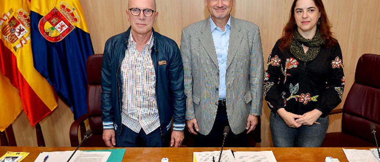 Arístides Ramírez, Pedro Justo e Inmaculada de la Coba, ayer en la presentación.