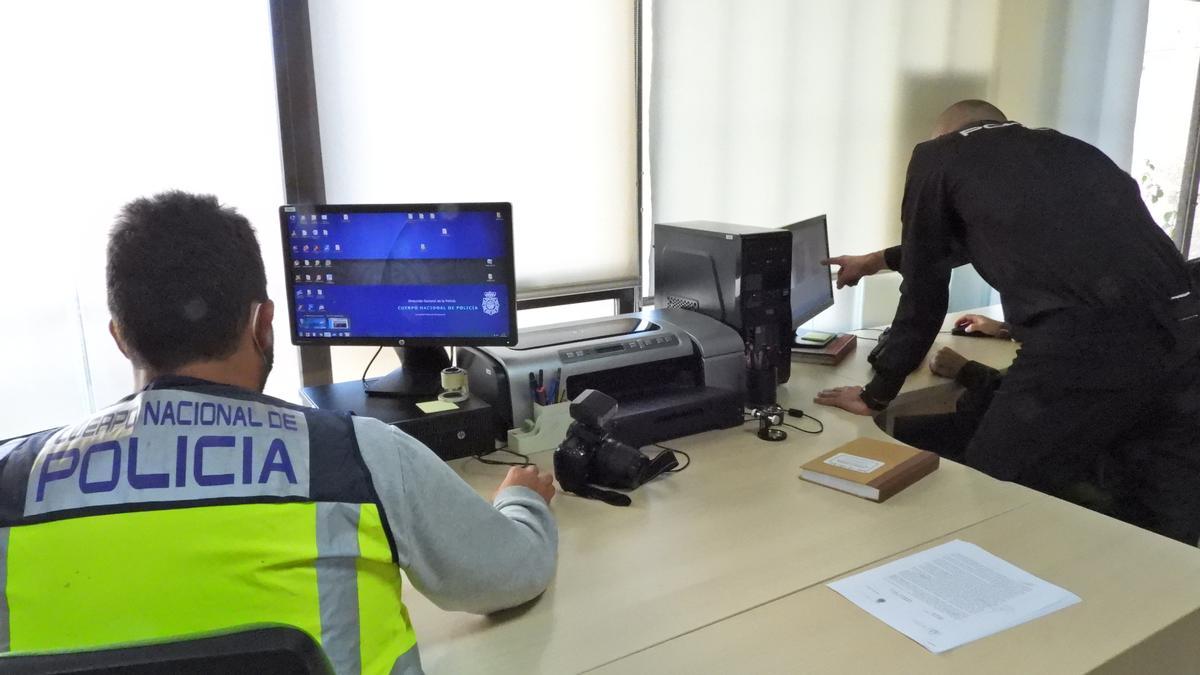 Investigadores de la Policía Nacional de Ourense.