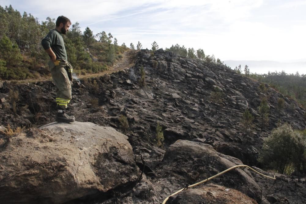 Incendios en Galicia | Un incendio nocturno quema 15 hectáreas en Domaio sobre el puente de Rande