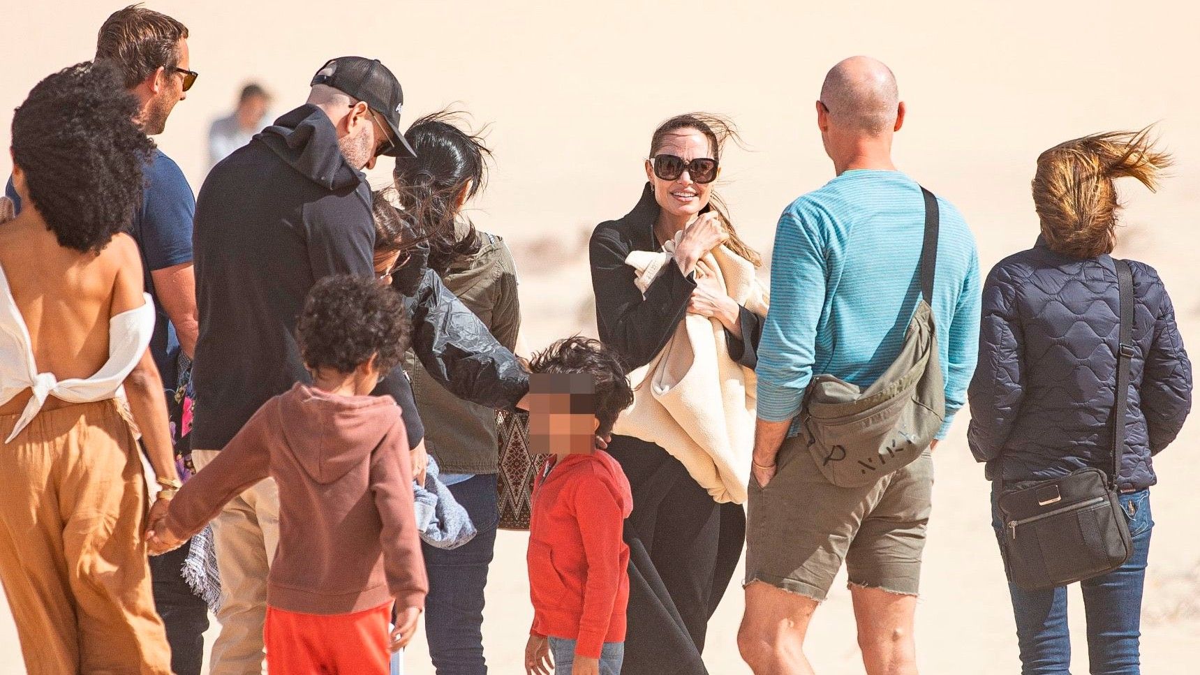 Angelina Jolie (tercera por la derecha), en el Festival Internacional de Cometas de Fuerteventura, en 2019.