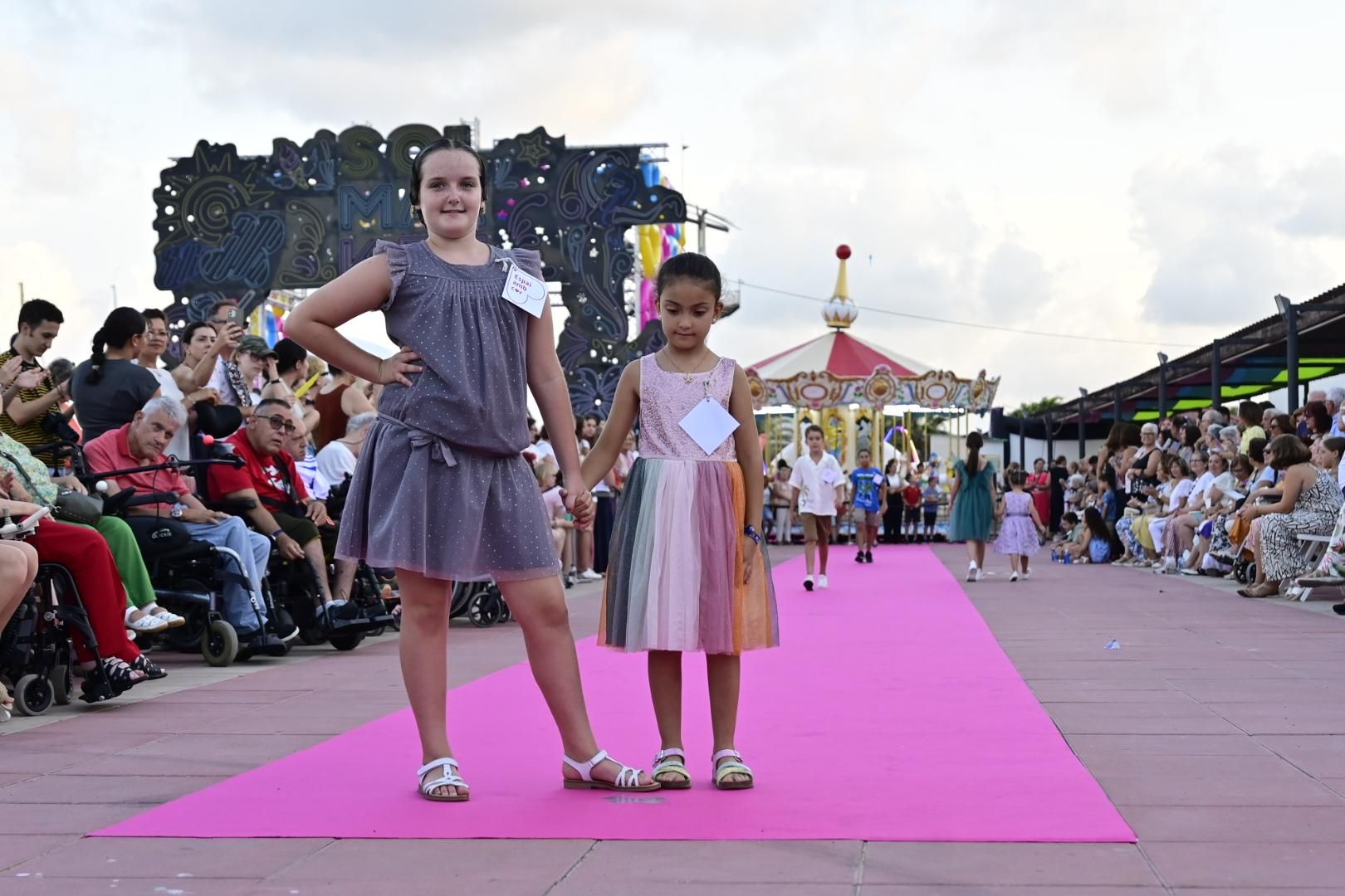 El Moll de Costa se viste de moda con el desfile solidario de Cáritas