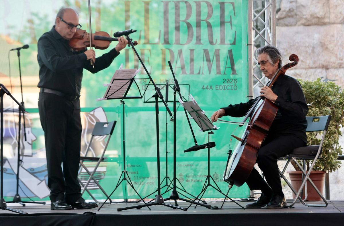 Pere Estelerich se rodea de amigos, lectores y amantes de la música en la presentación de 'Cròniques wagnerianes' Pere Estelerich se rodea de amigos, lectores y amantes de la música en la presentación de 'Cròniques wagnerianes'