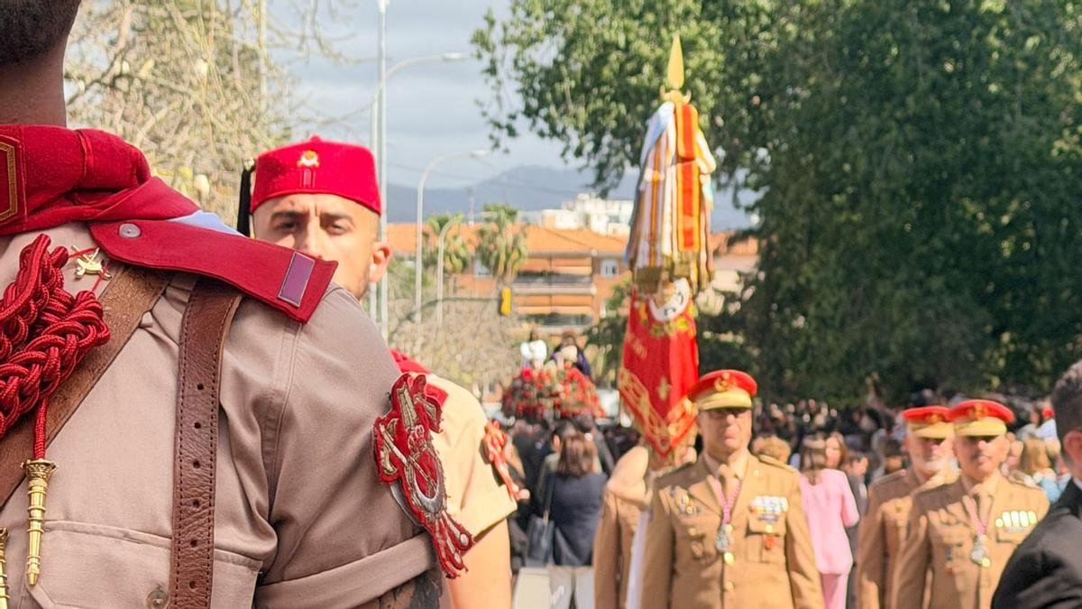 Mandos del Grupo de Regulares Melilla 52 en el traslado del Cautivo
