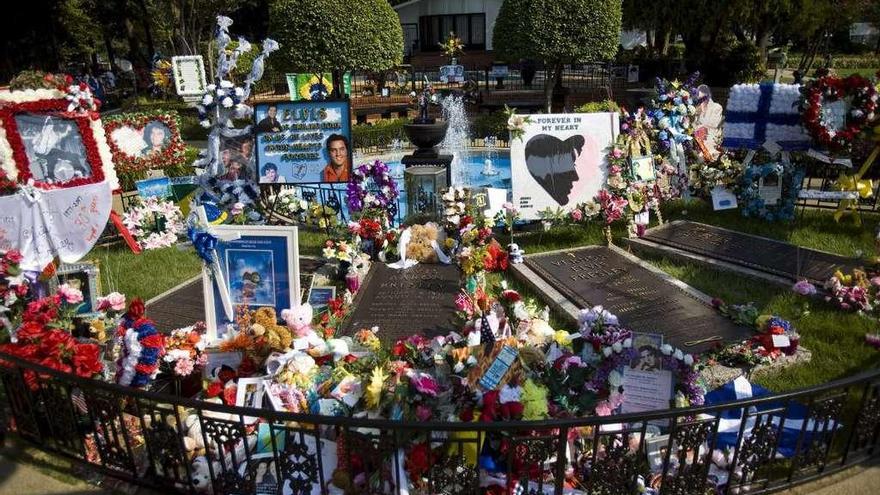 Flores y obsequios junto a la tumba de Elvis Presley.