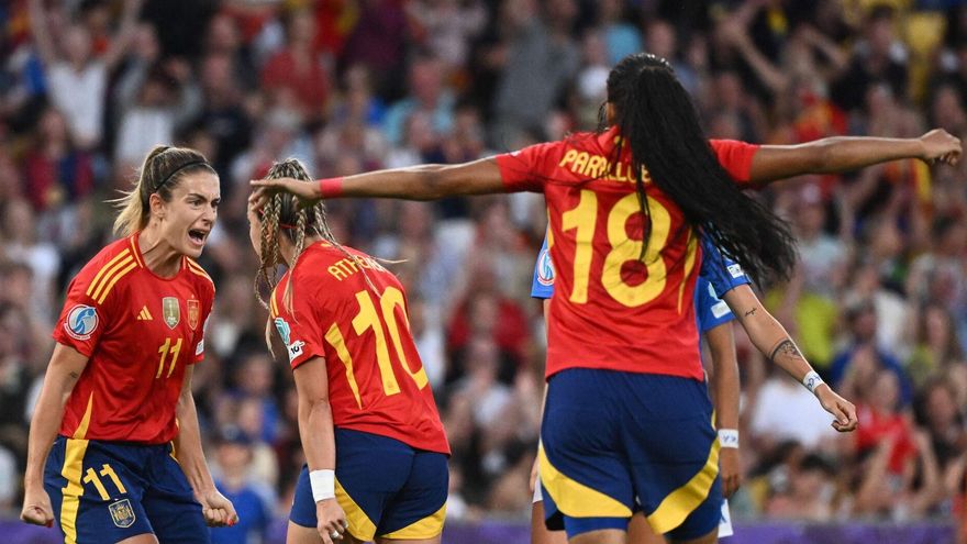 Athenea del Castillo celebra con Alexia Putellas el 1-1 ante la euforia de Salma Paralluelo, que corre hacia ellas.