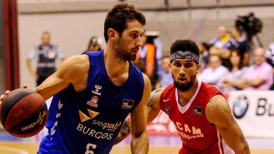 Askia Booker, del UCAM, frente a Fitipaldo.