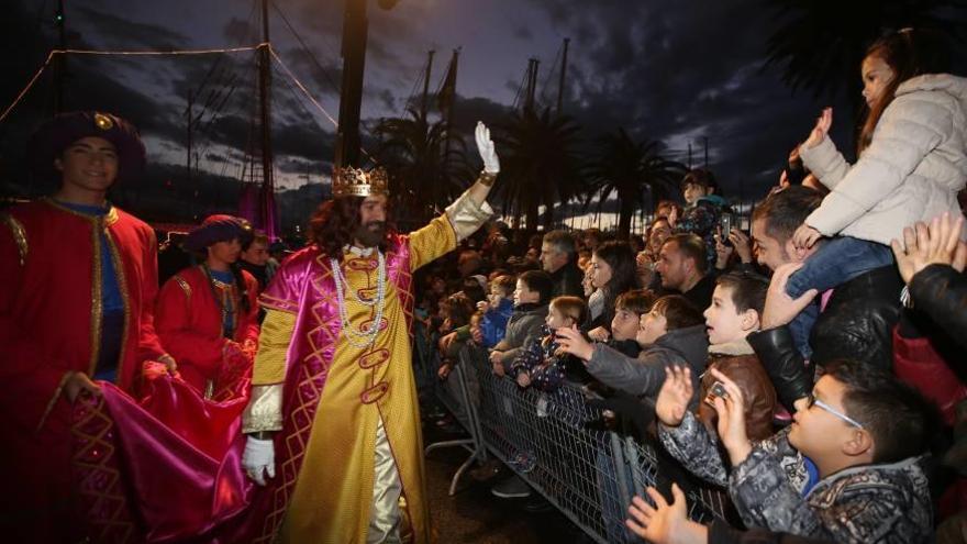 El rey Gaspar saluda a los niños congregados en el Moll Vell durante la Cabalgata del año pasado.