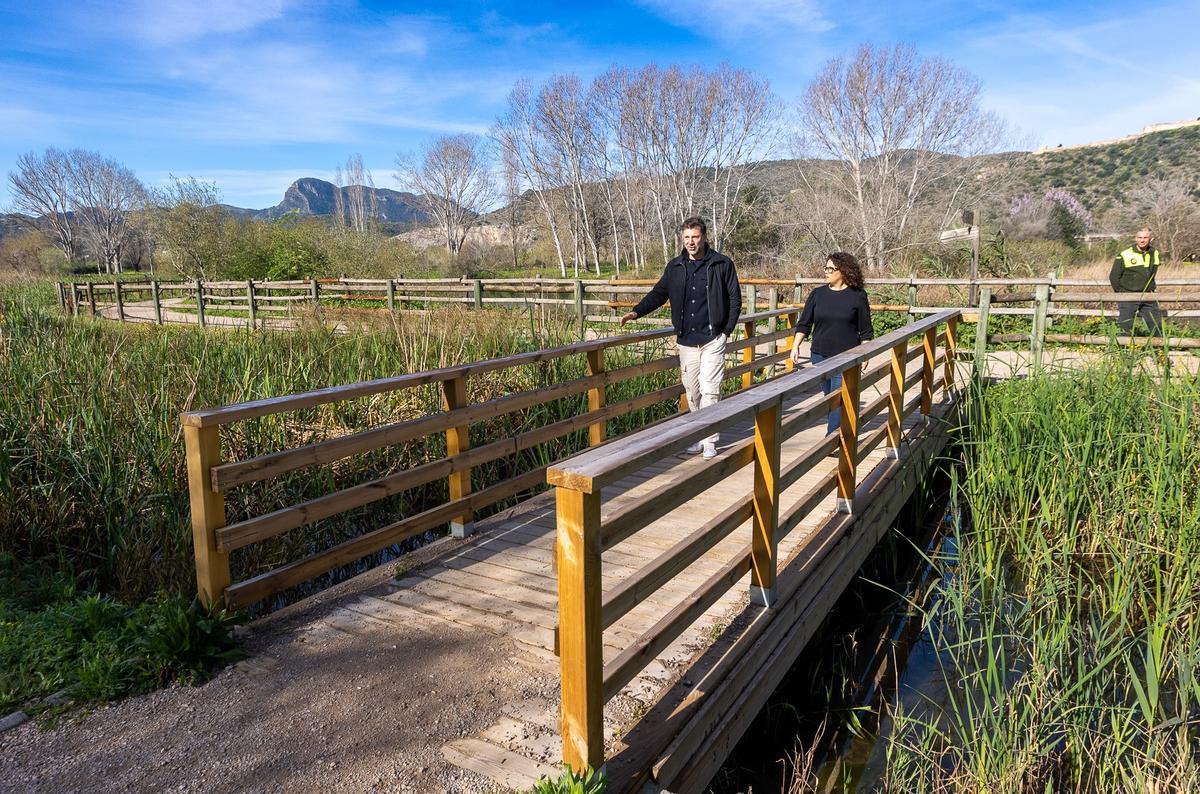 Alicia Izquierdo i Daniel Muñoz visiten una de les passarel·les dels Ullals recuperades després de l’incendi