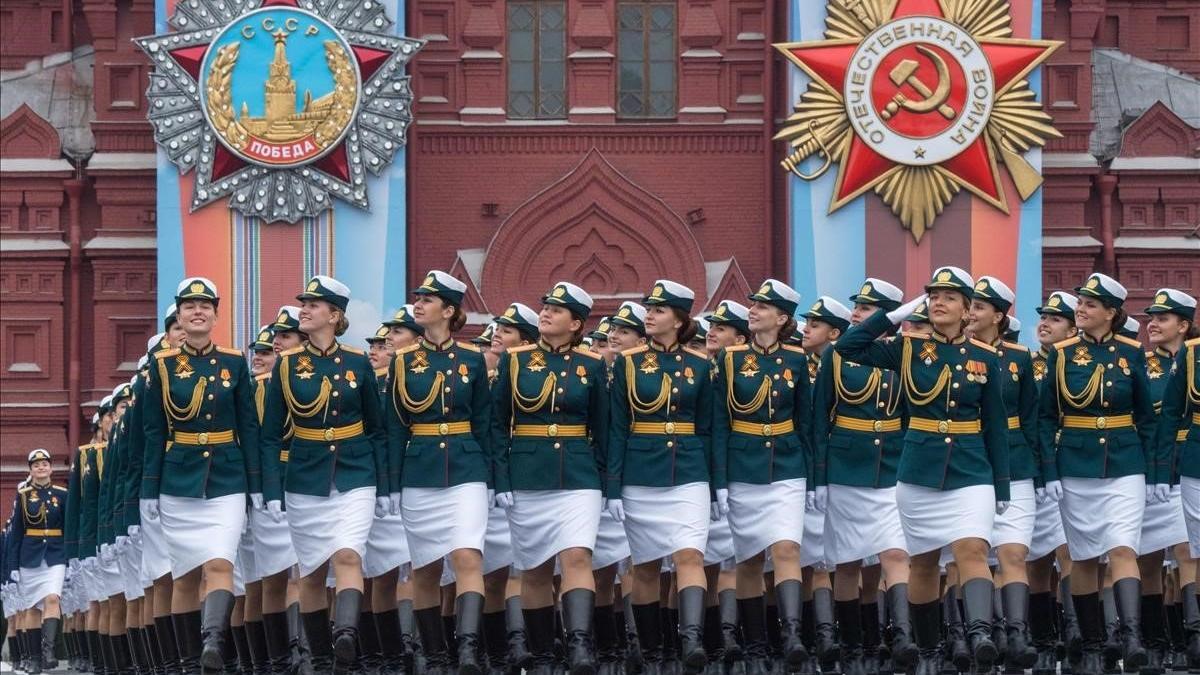 Desfile de soldadas rusas en Moscú.