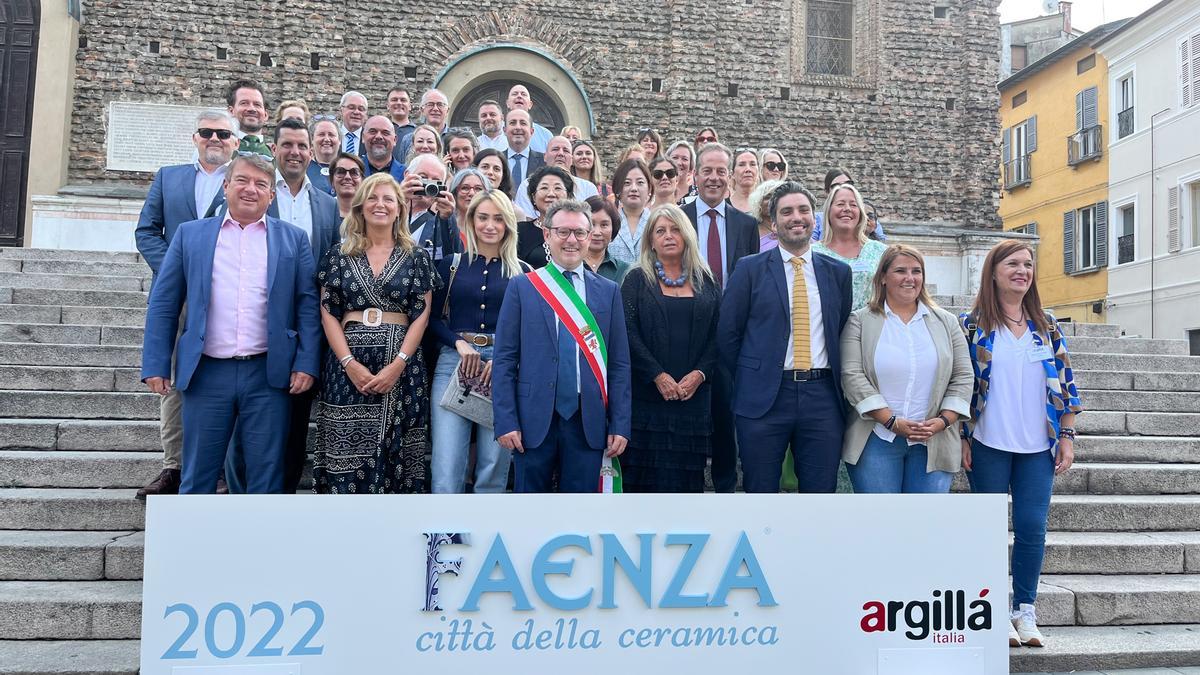 Amparo Marco, con el alcalde de Faenza y las delegaciones en la asamblea de la Ruta de la Cerámica.