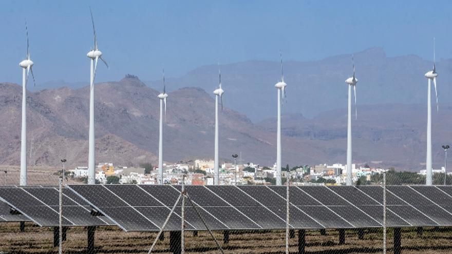 Parque eólico y planta fotovoltaica aneja en el enclave grancanario de Aldea Blanca.