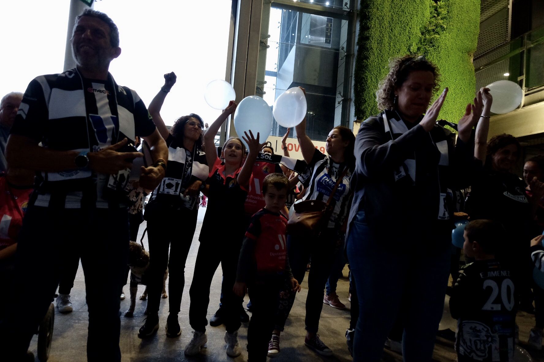 Las campeonas de la Copa de la Reina del BM Costa del Sol son recibidas en el aeropuerto