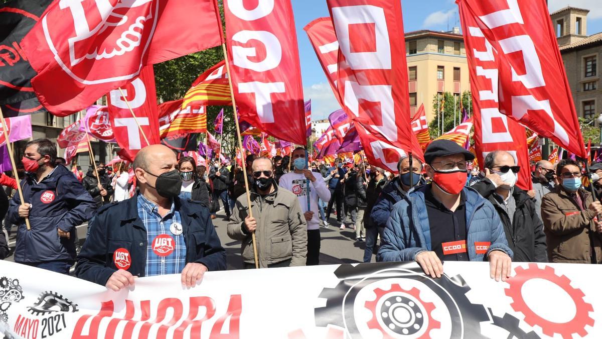 Daniel Alastuey y Manuel Pina, en la cabeza de la protesta por el Primero de Mayo, en las calles de Zaragoza.