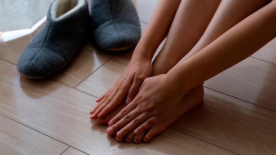 Adiós a los calcetines para dormir: el simple gesto que debes hacer con tus pies tres veces para que no se queden fríos