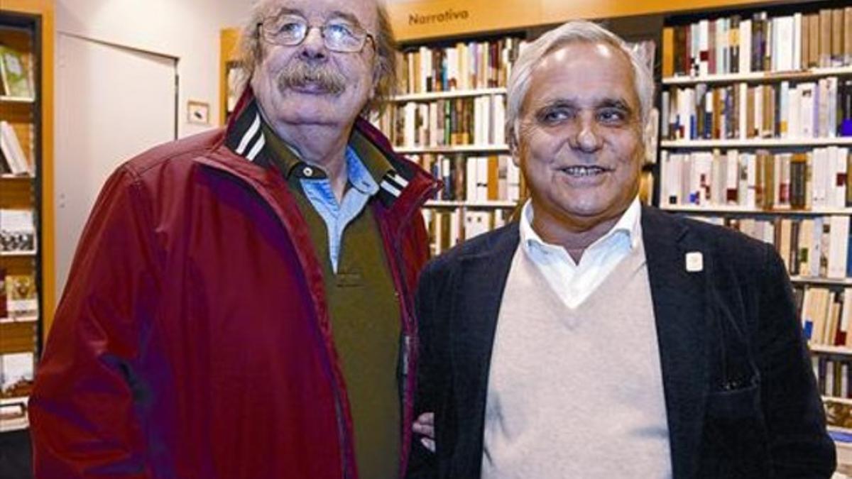 Juan Cueto (izquierda) y Juan Cruz, en la librería Cervantes, de Oviedo, la tarde del lunes pasado.