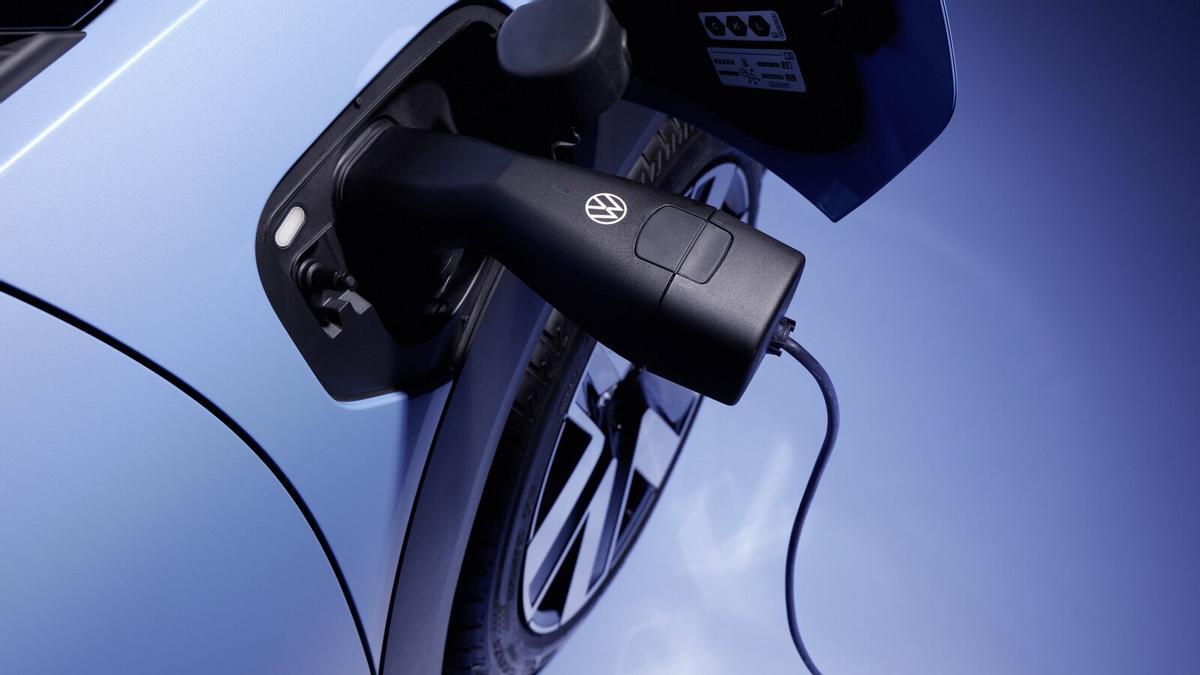 Conexion del cable al puerto de carga del Volkswagen ID Cross