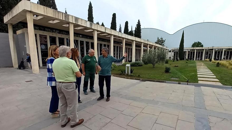 Foto d'una visita al cementeri.