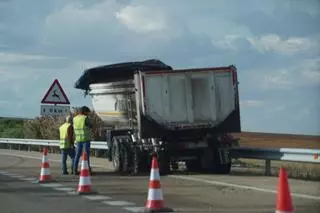 Arde un camión en Zamora tras el incendio del autobús