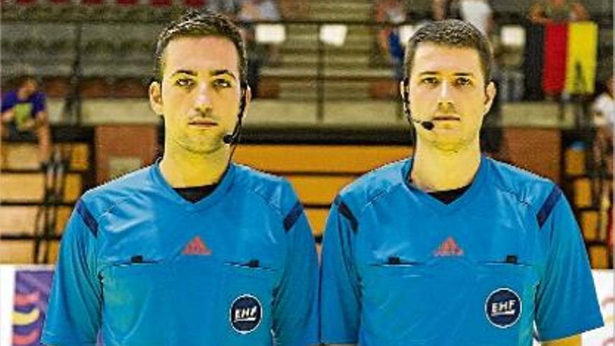 La parella d&#039;àrbitres gironina, Carles Luque i Ignasi Pascual, aquests dies a l&#039;Europeu femení de València.