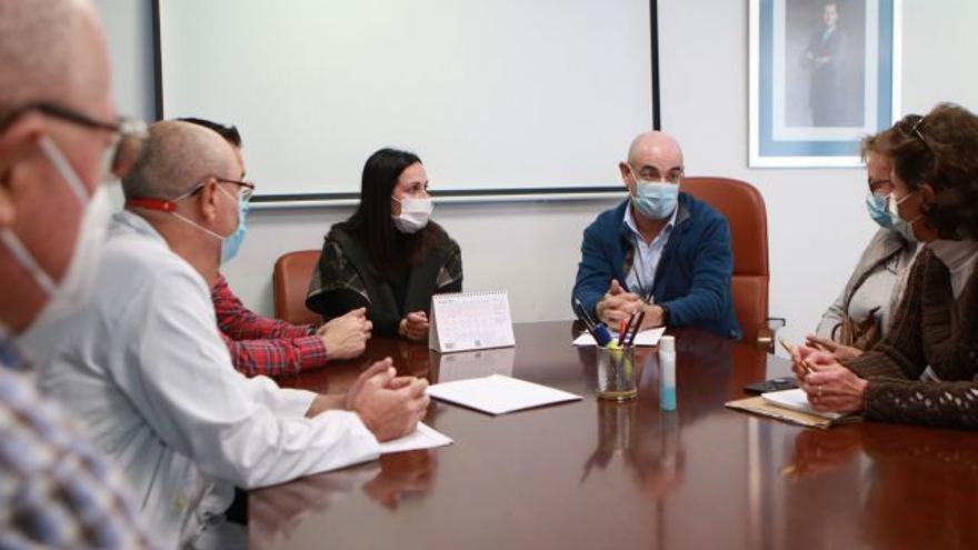 Remedios Lajara y Francisco Soriano, en una reunión con representantes de la Asociación de Diabetes del Altiplano.