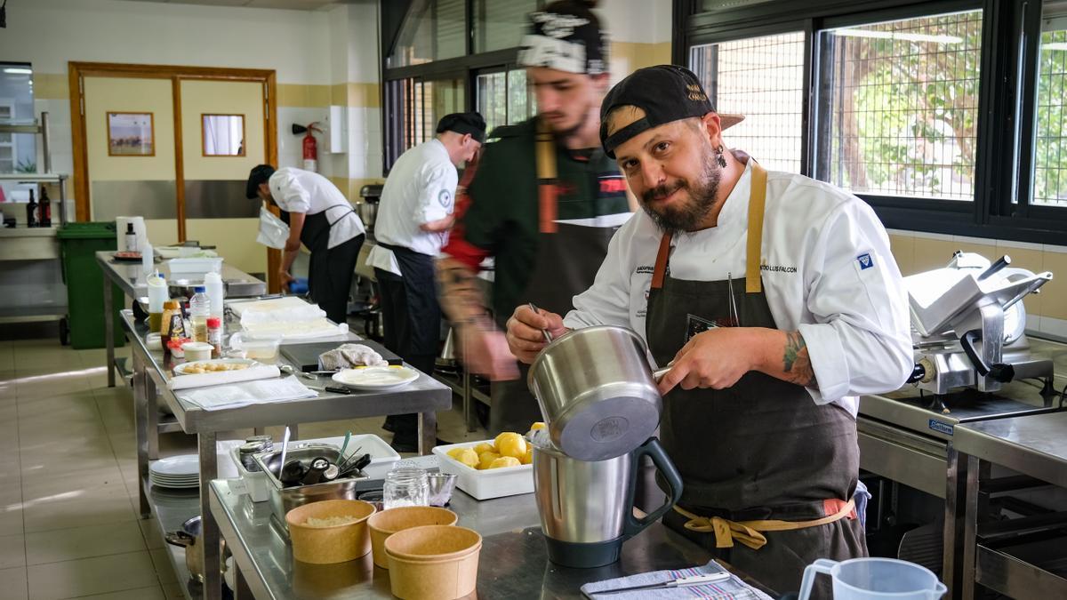 Antonio Luis Falcón, ganador del Certamen Regional de Gastronomía, mientras cocina.