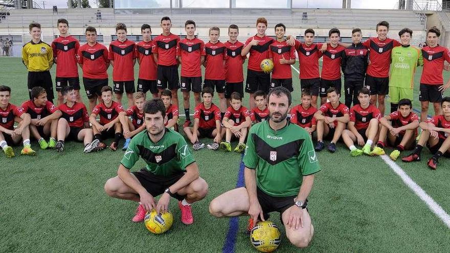 Imagen de varios de los equipos de la Escola de Fútbol Lalín con sus entrenadores, ayer, en el Manuel Anxo Cortizo. // Bernabé/Javier Lalín