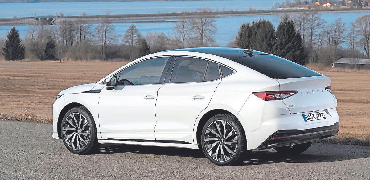 El estilo coupé se ve acentuado por la caída del techo a partir del montante central que ofrece una imagen más estilizada