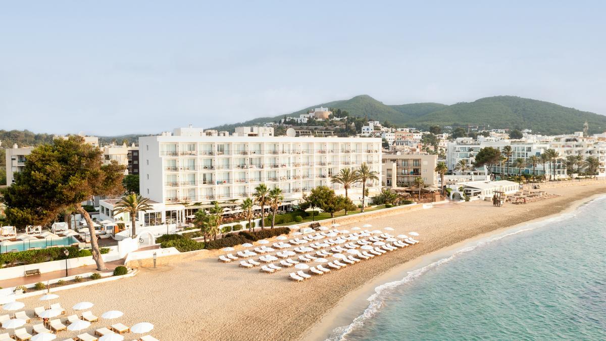 Un hotel situado frente al mar en el municipio de Santa Eulalia.