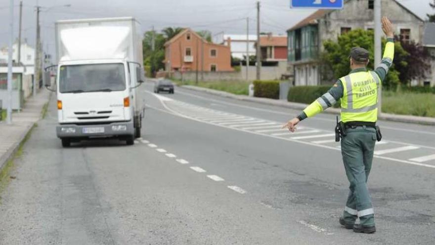 Un agente de la Guardia Civil da el alto a un camión.